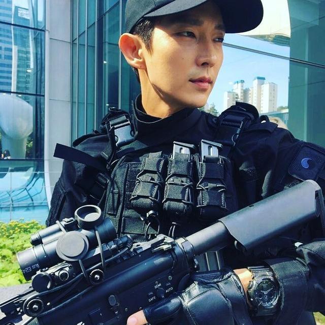 李准基警服